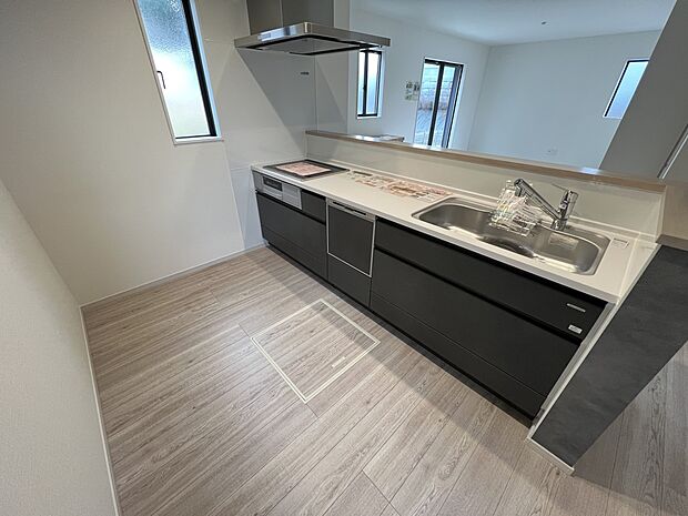 リビングを一望できる対面式システムキッチン(1号棟)