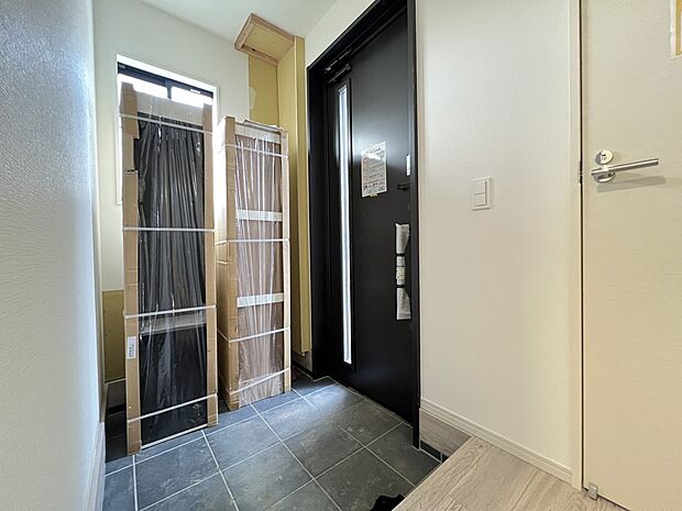 シューズボックス付きの明るい玄関(1号棟)