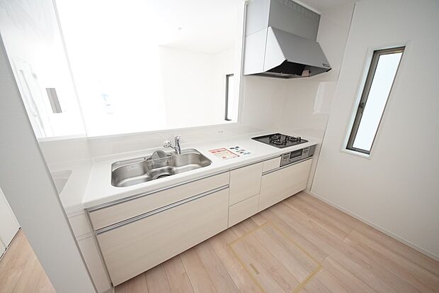 扱いやすいシステムキッチンで毎日のお料理もはかどります(同仕様)