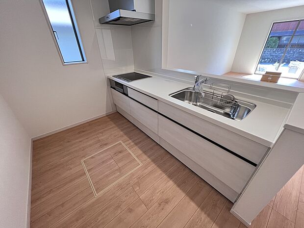 扱いやすいシステムキッチンで毎日のお料理もはかどります(同仕様)