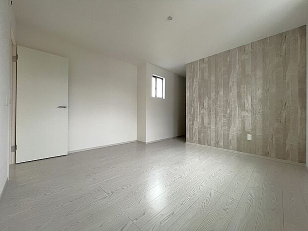 アクセントクロスがお洒落な洋室7.8帖 WIC付きの広めのお部屋です(2号棟)