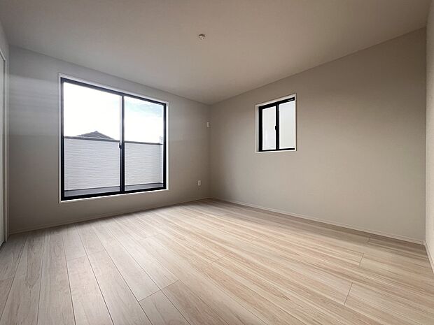 洋室6.1帖 収納スペース2箇所付きの居室です(2号棟同仕様)