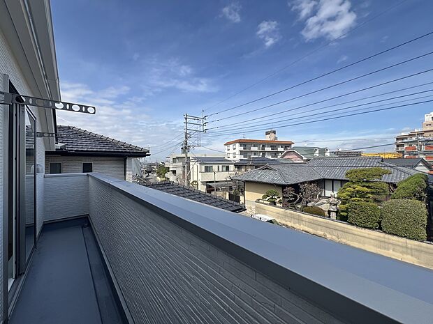 洋室7帖からアクセス可能なバルコニー(1号棟)