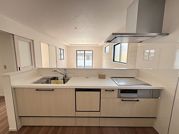 リビングを一望できる対面式システムキッチン　食洗機・浄水器付き