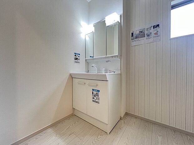 三面鏡仕様の洗面化粧台 脱衣所は広めの設計です(同仕様)