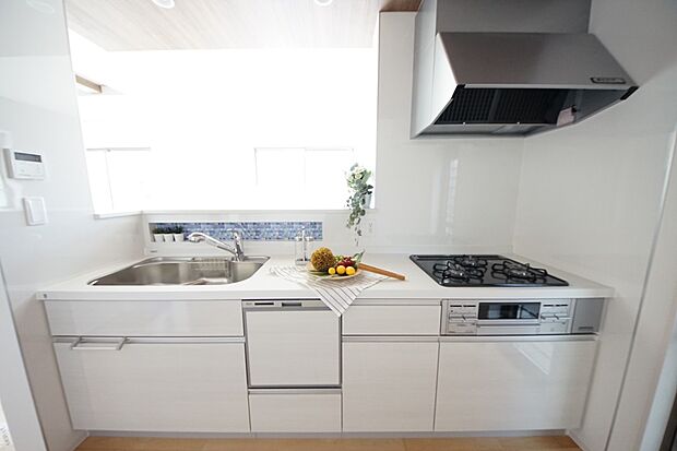 扱いやすいシステムキッチンで毎日のお料理もはかどります 家事も捗る食洗機付き(同仕様)