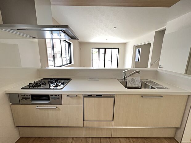 扱いやすいシステムキッチンで毎日のお料理もはかどります(同仕様)