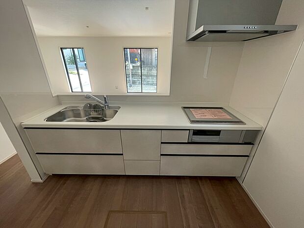 リビングを一望できる対面式システムキッチン(C号棟)