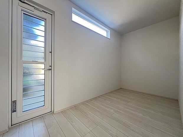 キッチン背面には勝手口付のストックルームを設置！（2号地）