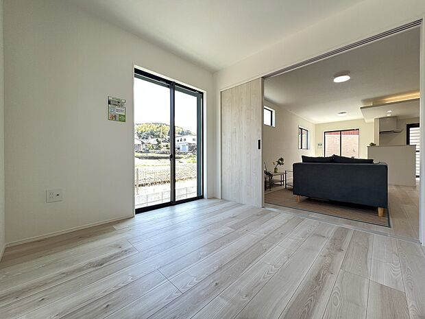 4.5帖の洋室はリビングから出入り可能な居室です(1号棟)