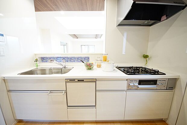 扱いやすいシステムキッチンで毎日のお料理もはかどります(1号棟同仕様)