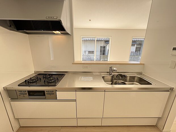 キッチンは2人並んでも余裕のスペースを確保。お子様とお料理なども楽しめそうです