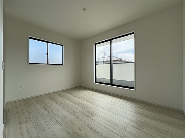 洋室7.5帖　WIC、バルコニー付きの広めのお部屋　ご夫婦の寝室にどうぞ！