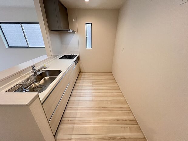 扱いやすいシステムキッチンで毎日のお料理もはかどります(1号棟同仕様)