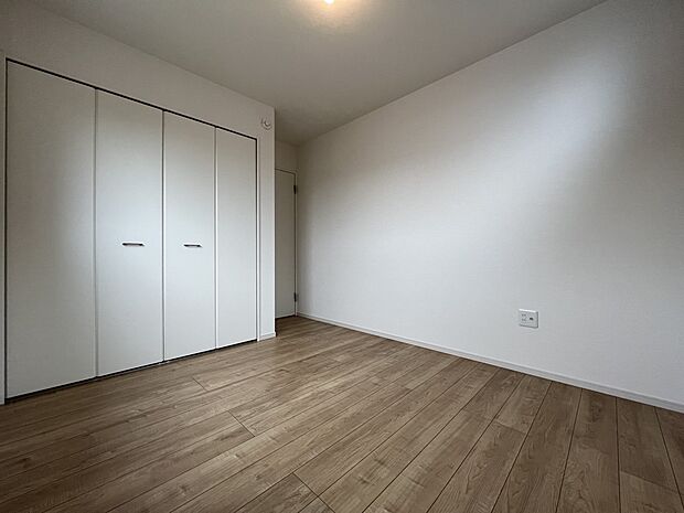 2階には洋室を3部屋ご用意いたします(同仕様)