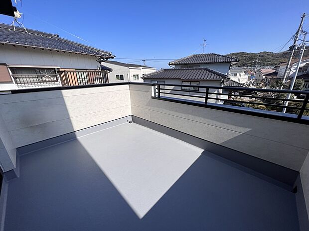 南向きのバルコニーは陽当たり良好です!(同仕様)