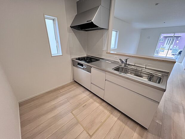 2人並んでも余裕のあるキッチンは毎日のお料理もはかどりそうです（同仕様)