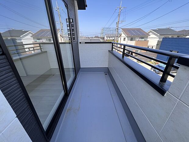 バルコニーは2階と3階に計3ヶ所設置いたします(1号棟同仕様)
