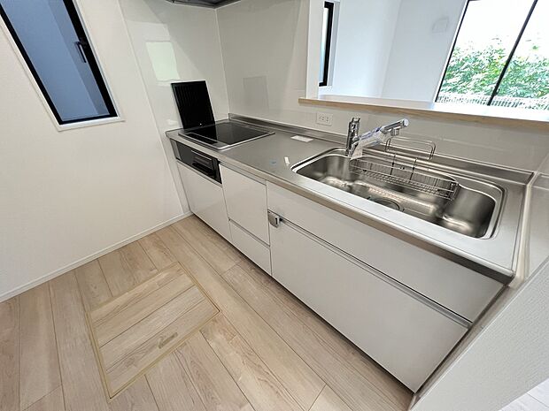 扱いやすいシステムキッチンで毎日のお料理もはかどります(1号棟同仕様)