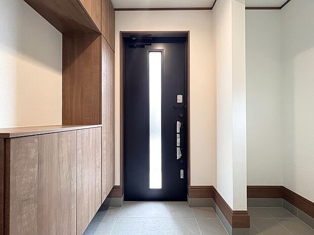 シューズボックス。シューズインクローク付きの玄関(同仕様)