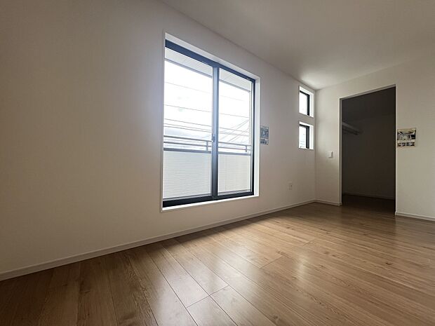 洋室5.8帖 WIC、バルコニー付きの広めのお部屋 ご夫婦の寝室にどうぞ!