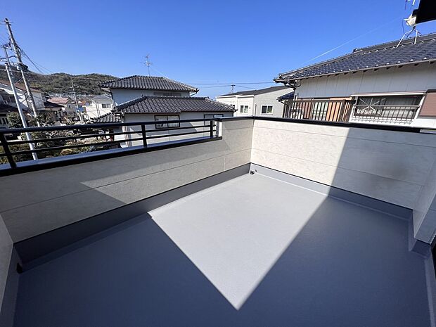 広めのバルコニーは陽当たり良好です！(同仕様)