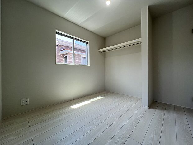 【洋室】洋室4.5帖は2面採光の明るい居室　オープンタイプの収納スペース付（1号地）