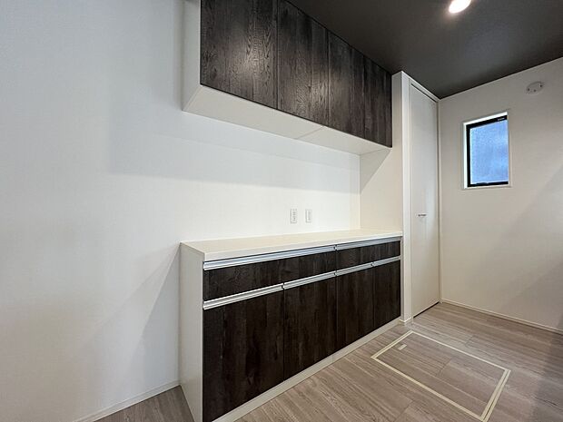 【キッチン】キッチン背面にはカップボードを標準装備！(6号地)