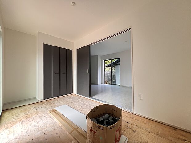 【和室】リビング続き間の和室5帖　ホッと一息つける癒しの空間です(2号棟)