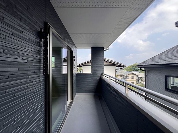 【バルコニー】広めのバルコニー　屋根付きで突然の雨でも安心です(2号棟)