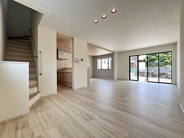 【リビング】LDK23.5帖 三面採光で明るく広々としたリビング 居心地よい空間です