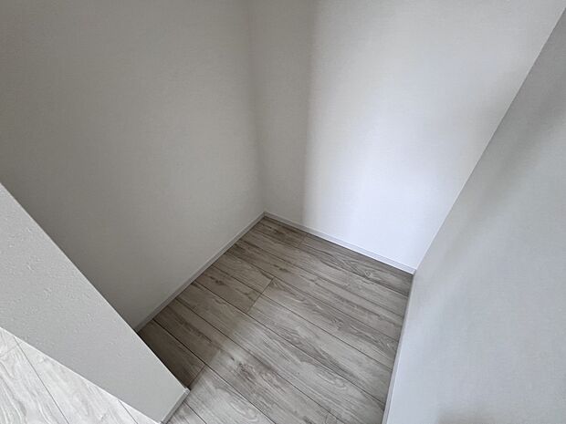 【ウォークインクローゼット】7.1帖の洋室に付設されたウォークインクローゼット