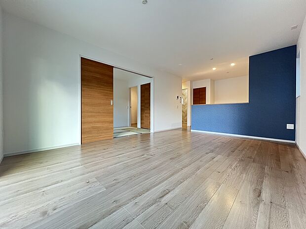 【リビング】リビングと和室、合わせて21.4帖の大空間が生まれます(1号棟)