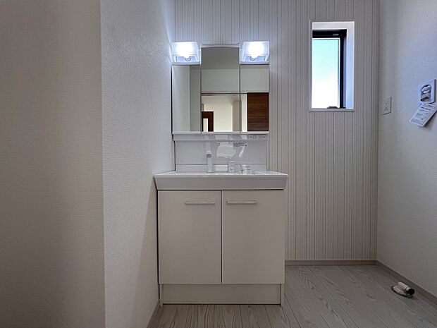 【洗面台・洗面所】三面鏡仕様の洗面化粧台(2号棟)