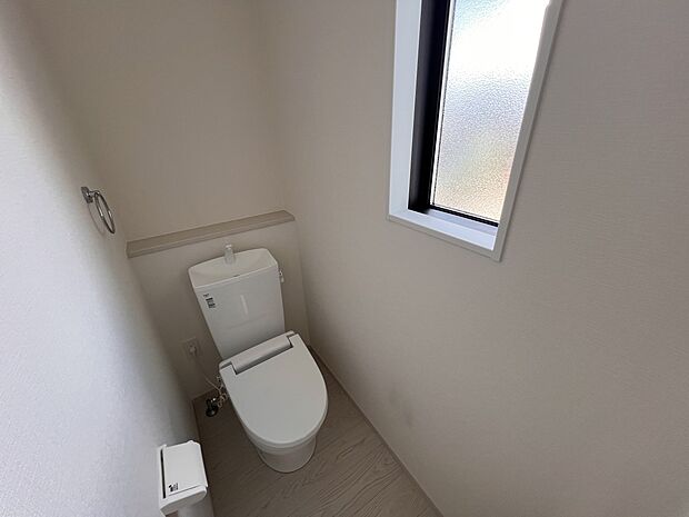 【トイレ】トイレは各階にご用意。ウォシュレット機能付き(2号棟)