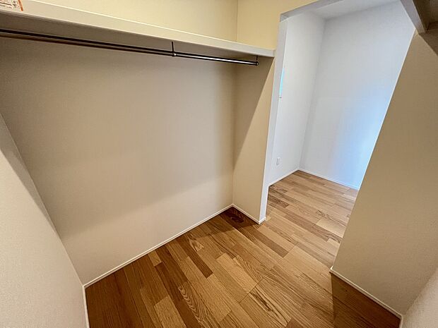 【ウォークインクローゼット】2階の居室は全室にWIC完備! 収納豊富です