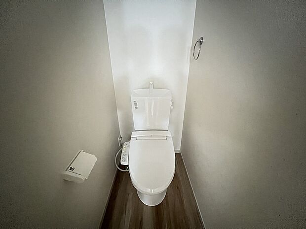 【トイレ】トイレは各階にご用意。ウォシュレット機能付き