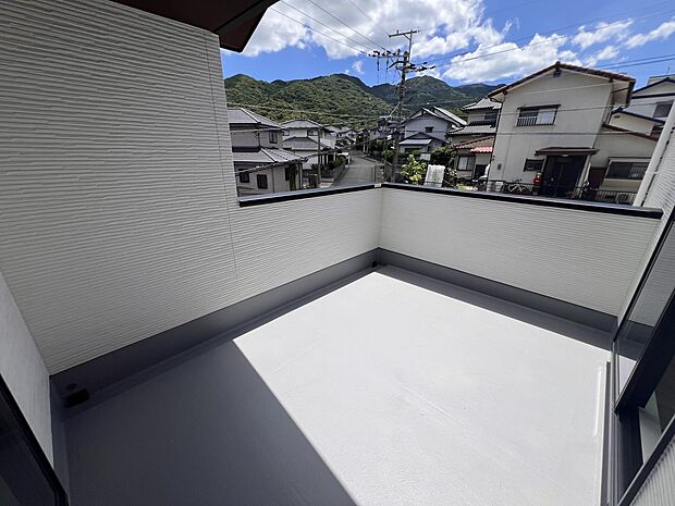 【バルコニー】2部屋から出入り可能な広々としたバルコニー!