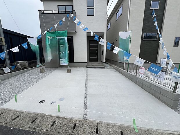 【駐車場】お車は2台並列で駐車可能です(1号棟)