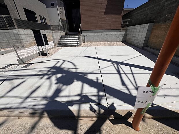 【駐車場】お車は2台並列で駐車可能です(3号棟)