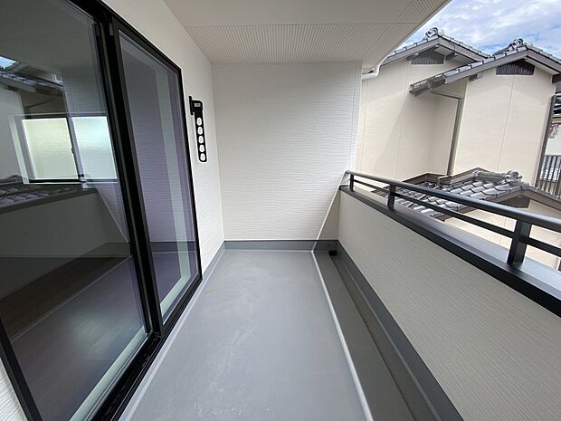 【同仕様写真(その他内観)】南西向きのバルコニーは陽当り良好です(1号棟同仕様)