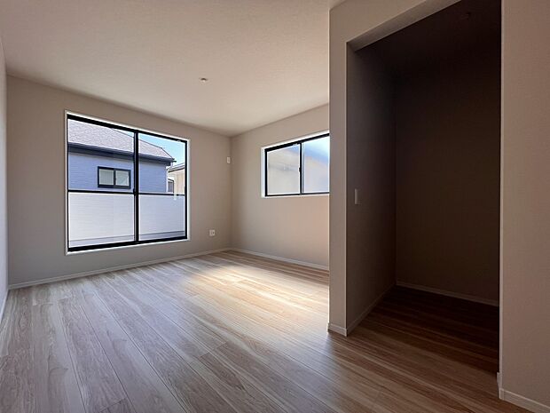 【洋室】洋室8.7帖　W.I.C、バルコニー付きの広めのお部屋(1号棟)