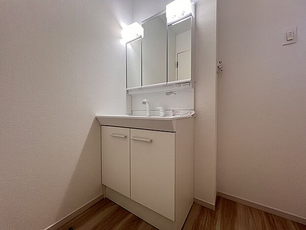 【洗面台・洗面所】三面鏡仕様の洗面化粧台(1号棟)