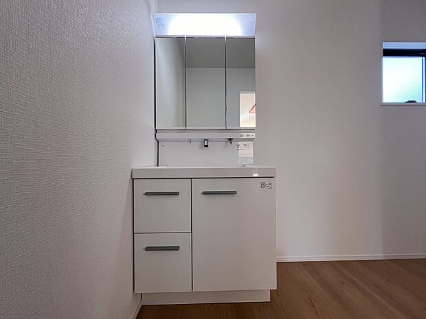 【洗面台・洗面所】三面鏡タイプの洗面化粧台 鏡裏はキャビネットになっており収納力も豊富です(2号棟)