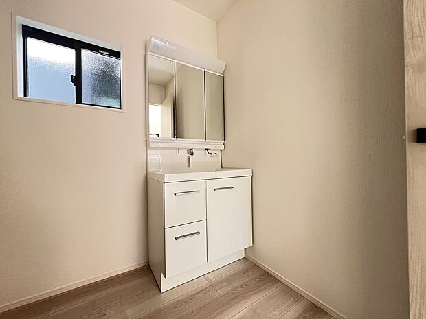 【洗面台・洗面所】三面鏡仕様の洗面化粧台 脱衣所は広めの設計です(1号棟)