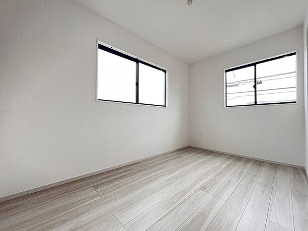 【洋室】洋室6.8帖 二面採光で明るい印象(2号棟)