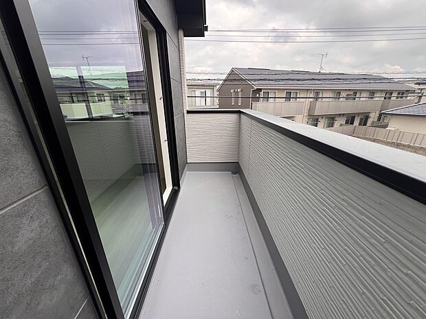 【バルコニー】7.5帖の洋室から出入り可能なバルコニー 陽当たり良好です(2号棟)