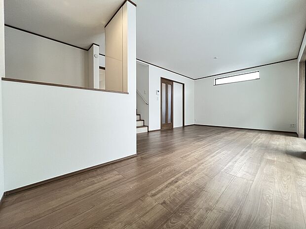 【リビング】LDK16.31帖 南向き+三面採光で明るい印象 居心地よい空間です(D号棟)