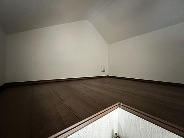 【収納】5.25帖の洋室上部にはグルニエをご用意 季節物の収納にも役立ちます(D号棟)