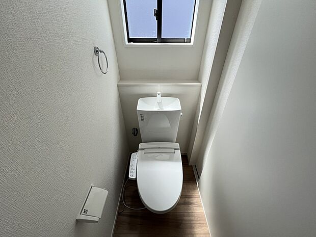 【トイレ】トイレは各階にご用意。ウォシュレット機能付き(2号棟)